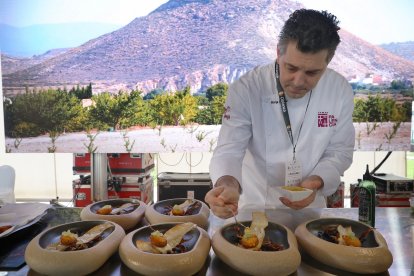 Elaboración y votación de tapas y pinchos en el IV Campeonato Tapas y Pinchos de Castilla y León, en la imagen Borja Pastor de Palencia elabora su pincho. -ICAL
