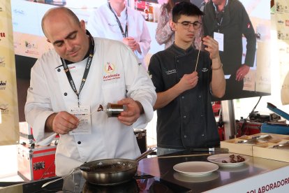 Elaboración y votación de tapas y pinchos en el IV Campeonato Tapas y Pinchos de Castilla y León, en la imagen Helio Flores de Peñaranda de Bracamonte (Salamanca). -ICAL
