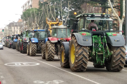 Unos 300 tractores participan en caravanas por la provincia convocadas a través de redes sociales. ICAL