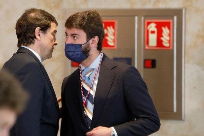 Toma de posesión de Mañueco como presidente de la Junta - Juan García Gallardo y Alfonso Fernández Mañueco.- J. M. LOSTAU