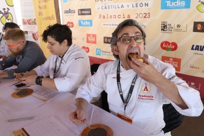 Elaboración y votación de tapas y pinchos en el IV Campeonato Tapas y Pinchos de Castilla y León, en la imagen cata y valoración del jurado. -ICAL