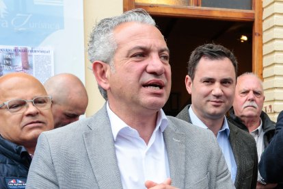 Nicanor Sen, en una imagen de archivo reciente durante un acto del partido en Cistierna, con Javier Alfonso Cendón detrás.-ICAL