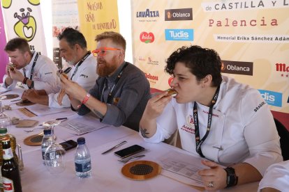 Elaboración y votación de tapas y pinchos en el IV Campeonato Tapas y Pinchos de Castilla y León, en la imagen cata y valoración del jurado. -ICAL