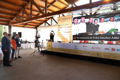 Elaboración y votación de tapas y pinchos en el IV Campeonato Tapas y Pinchos de Castilla y León, en la imagen un momento del homenaje a la chef Erika Sánchez. -ICAL