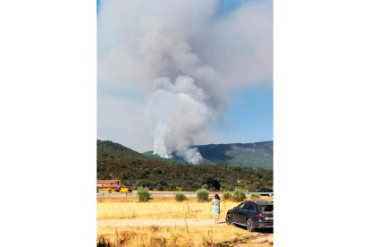 Incendio en Santa Cruz del Valle (Ávila).- ICAL