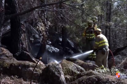 Labores de extinci?n del incendio de Santa Cruz del Valle (?vila)