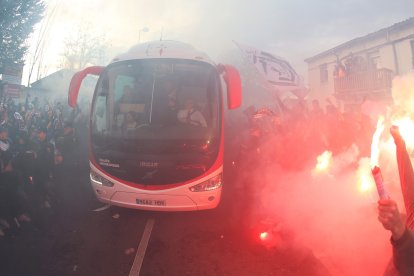 Llegada de los equipos del FC Barcelona y Unionistas de Salamanca al Campo Reina Sofía de Salamanca. ICAL