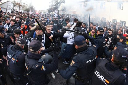 Llegada de los equipos del FC Barcelona y Unionistas de Salamanca al Campo Reina Sofía de Salamanca. ICAL