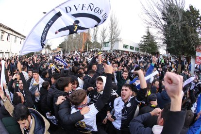 Llegada de los equipos del FC Barcelona y Unionistas de Salamanca al Campo Reina Sofía de Salamanca. ICAL