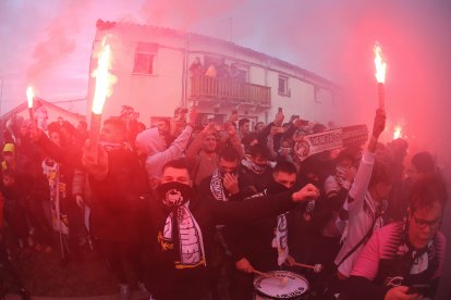 Llegada de los equipos del FC Barcelona y Unionistas de Salamanca al Campo Reina Sofía de Salamanca. ICAL