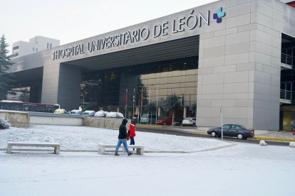 Fuerte helada en las inmediaciones del Hospital de León. -ICAL.