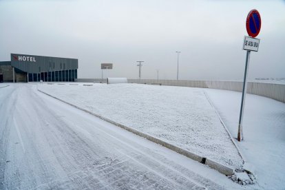 Fuerte helada en las inmediaciones del Hospital de León. -ICAL.