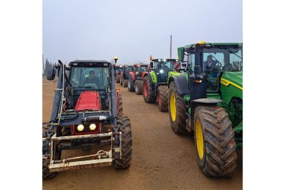 Agricultores cortan la autovía A-6 a la altura Paradores de Castrogonzalo - ICAL