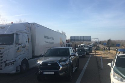 Agricultores cortan la autovía A-6 a la altura Paradores de Castrogonzalo - ICAL