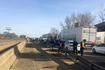 Agricultores cortan la autovía A-6 a la altura Paradores de Castrogonzalo - ICAL