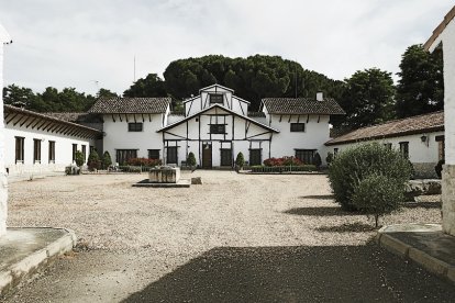 Teodosio de Lecanda fue el responsable de levantar la casa de la finca Dehesa de los Canónigos a mediados del s.XIX. Su diseño sigue la imagen de un caserío vasco como homenaje a sus orígenes. / LA POSADA