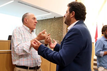 El exalcalde, Manuel García (D) con el dirigente leonesista, Eduardo López Sendino. -ICAL
