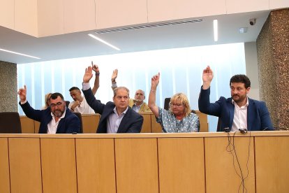 El exalcalde, Manuel García (d) vota con los miembros de su candidatura. -ICAL