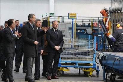 El rey Felipe VI, junto al presidente de la empresa Francisco Riberas, en su visita a Gestamp. - ICAL
