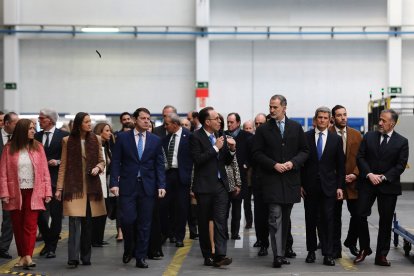 El rey Felipe VI, junto al presidente de la empresa Francisco Riberas, en su visita a la planta de Gestamp. - ICAL