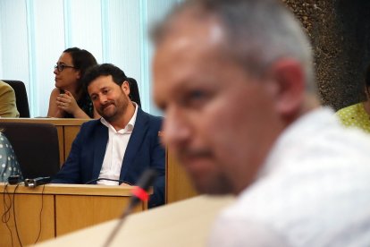 El exalcalde, Manuel García (I) escucha al candidato del PSOE, Jorge Pérez. -ICAL