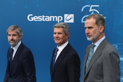 El rey Felipe VI, junto al presidente de la empresa Francisco Riberas (C) en la visita  a la planta de Gestamp. - ICAL