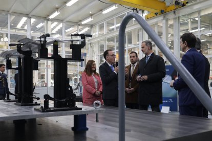 El rey Felipe VI, junto al presidente de la empresa Francisco Riberas, en su visita a la planta de Gestamp. - ICAL
