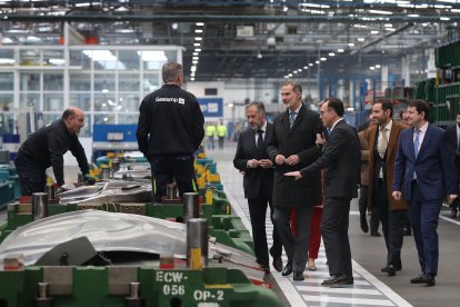 El rey Felipe VI, junto al presidente de la empresa Francisco Riberas, en su visita a la planta de Gestamp. - ICAL