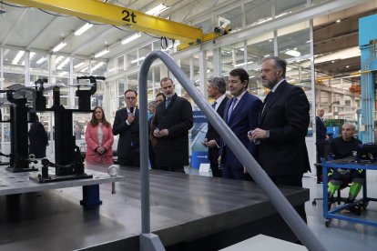 El rey Felipe VI, junto al presidente de la empresa Francisco Riberas, en su visita a la planta de Gestamp. - ICAL