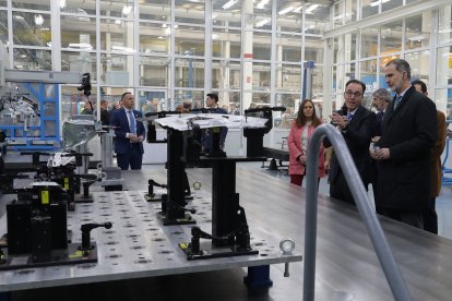 El rey Felipe VI, junto al presidente de la empresa Francisco Riberas, en su visita a la planta de Gestamp. - ICAL