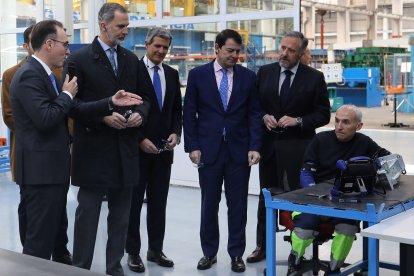 El rey Felipe VI, junto al presidente de la empresa Francisco Riberas, en su visita a la planta de Gestamp. - ICAL