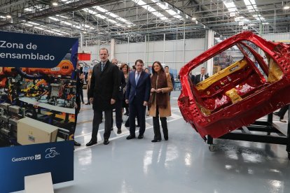 El rey Felipe VI, junto al presidente de la empresa Francisco Riberas, en su visita a la planta de Gestamp. - ICAL