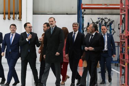 El rey Felipe VI, junto al presidente de la empresa Francisco Riberas, en su visita a la planta de Gestamp. - ICAL