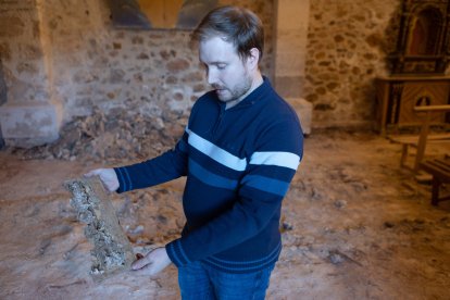 Juan Antonio Vélez en la iglesia de Sagides que sufre una plaga de termitas. -ICAL