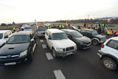Agricultores y ganaderos cortan la autovía A-62 en Fuentes de Oñoro (Salamanca).- ICAL