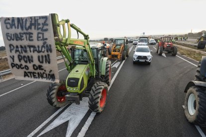 Agricultores y ganaderos cortan la autovía A-62 en Fuentes de Oñoro (Salamanca).- ICAL