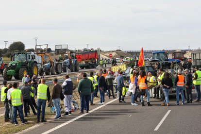 Agricultores y ganaderos cortan la autovía A-62 en Fuentes de Oñoro (Salamanca). -ICAL