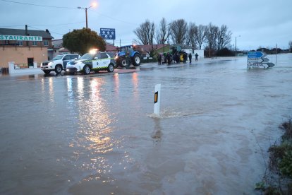 La carretera que une la N-620 con la localidad de Aldehuela de la Bóveda se encuentra cortada por el agua. ICAL