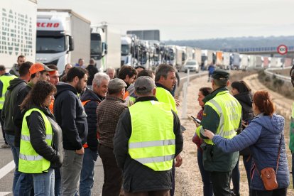 Agricultores y ganaderos cortan la autovía A-62 en Fuentes de Oñoro (Salamanca). -ICAL