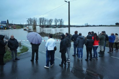 La carretera que une la N-620 con la localidad de Aldehuela de la Bóveda se encuentra cortada por el agua. ICAL