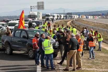 Agricultores y ganaderos cortan la autovía A-62 en Fuentes de Oñoro (Salamanca). -ICAL