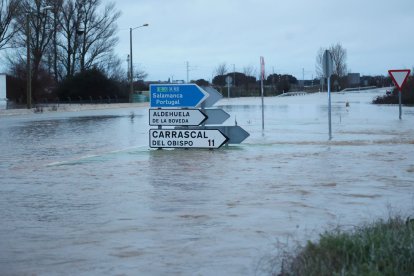 La carretera que une la N-620 con la localidad de Aldehuela de la Bóveda se encuentra cortada por el agua. ICAL