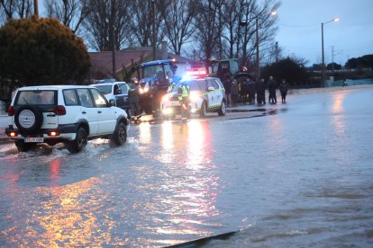 La carretera que une la N-620 con la localidad de Aldehuela de la Bóveda se encuentra cortada por el agua. ICAL