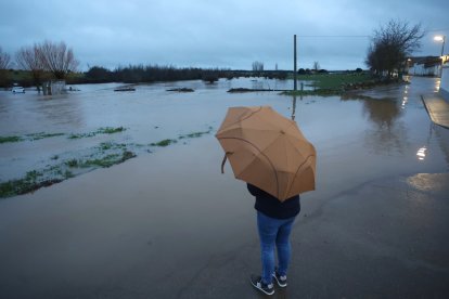La carretera que une la N-620 con la localidad de Aldehuela de la Bóveda se encuentra cortada por el agua. ICAL