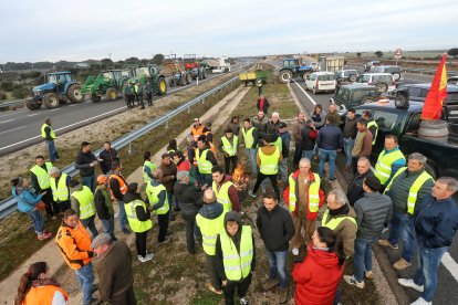 Agricultores y ganaderos cortan la autovía A-62 en Fuentes de Oñoro (Salamanca). -ICAL