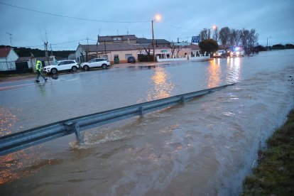La carretera que une la N-620 con la localidad de Aldehuela de la Bóveda se encuentra cortada por el agua. ICAL