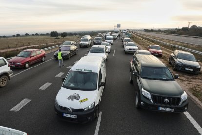 Agricultores y ganaderos cortan la autovía A-62 en Fuentes de Oñoro (Salamanca). -ICAL
