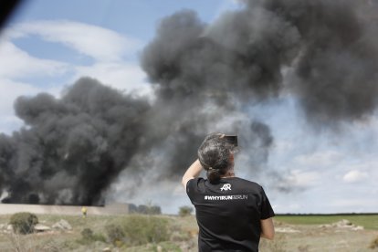 Incendio en el desguace en Carbonera de Frentes, en Soria. -ICAL