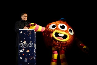 El alcalde de Salamanca, Carlos García Carbayo, inaugura el encendido de la iluminación navideña.-ICAL