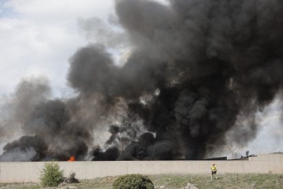 Incendio en el desguace en Carbonera de Frentes, en Soria. -ICAL